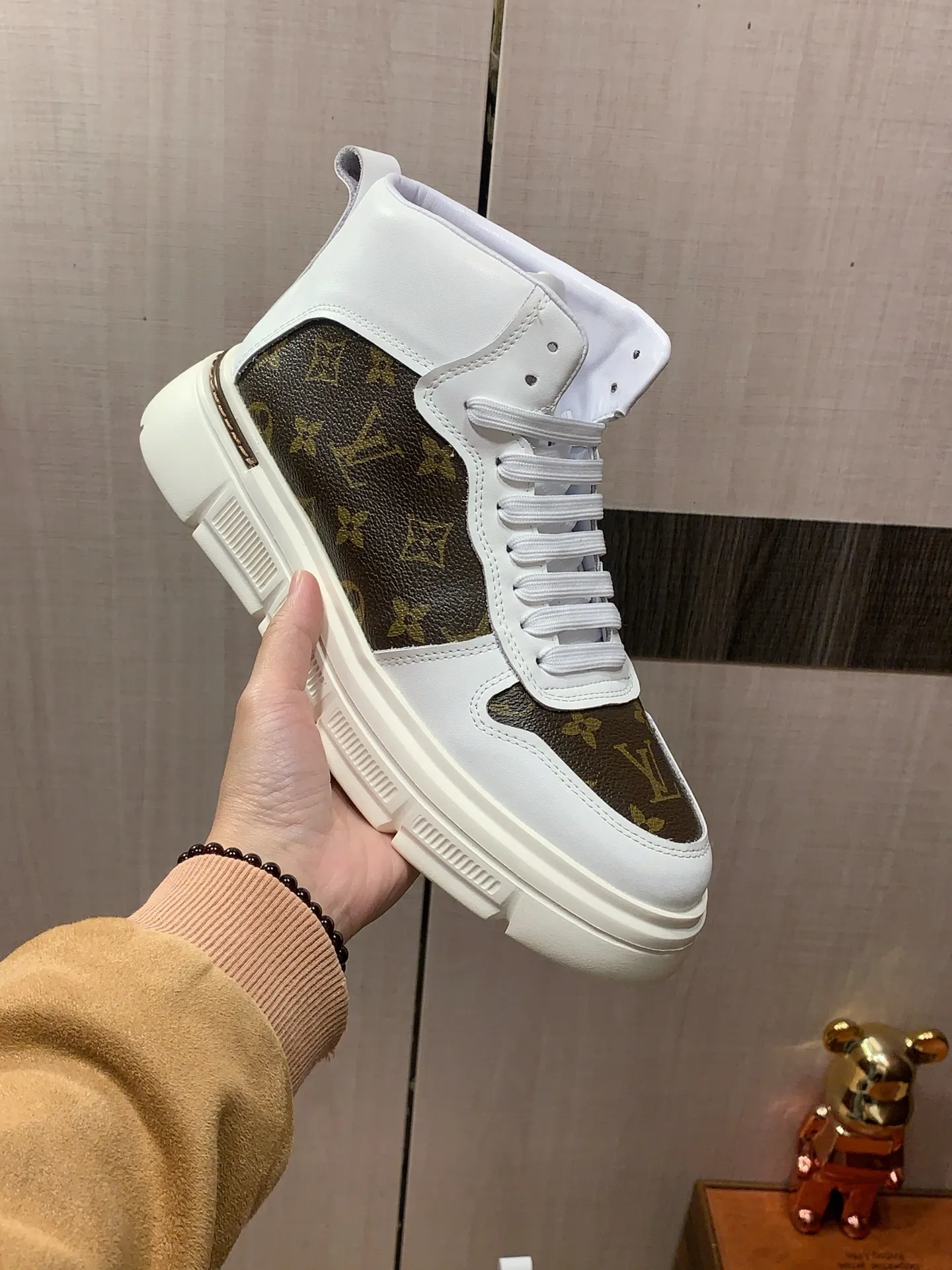 High-top men's shoes 💰442💰💰🎩🎩[Lightning][Lightning] "Lv*" The latest • popular casual shoes, top brand [Seduce] luxury~purchase, top~quality. [Strong] The upper is made of imported breathable cowhide with material ➕ breathable sheepskin feet (•) and fine workmanship. The original stylish and stylish soft rubber wear-resistant and non-slip outsole is light and comfortable on the feet. The real thing looks better when photographed. 122: code: 38-44, 2️⃣ colors selected